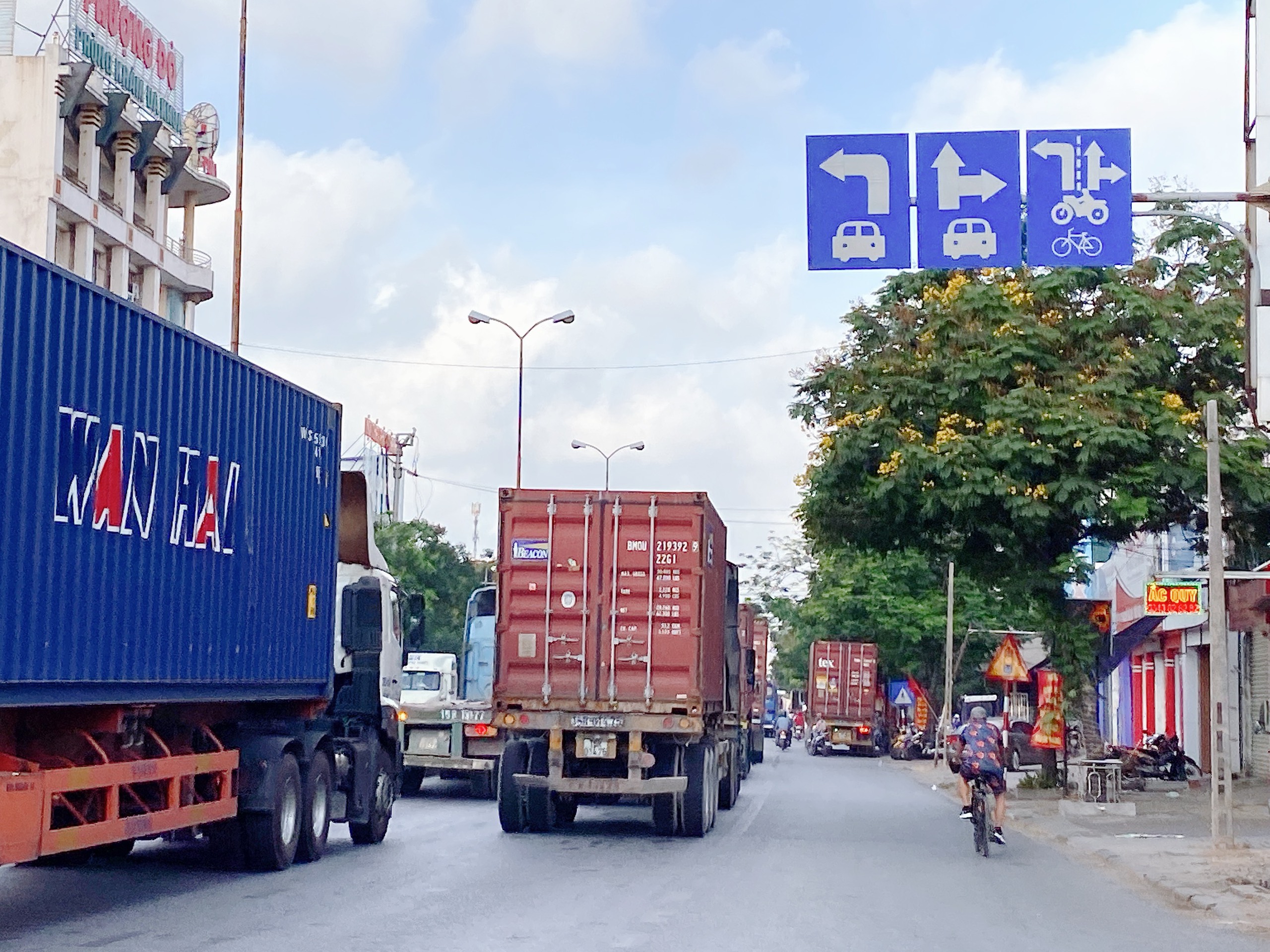 Bất cập về biển báo trên tuyến đường Nguyễn Văn Linh cần sớm được giải quyết